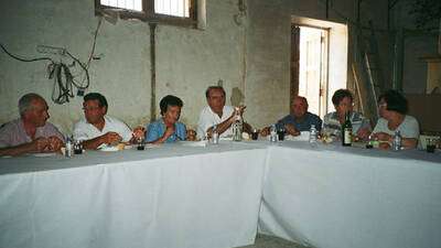 De izquierda a derecha- Silvio, Joselito, Bienve, José Manuel, Javier y las dos de Torralba que se trajeron para Azuelo un par de mozos, Maribel y Marisa
