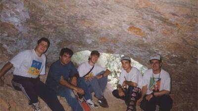 En el interior de la cueva del moro de Torralba, Joseba, Ignacio, Iñaki, Jorge y Juan Carlos.