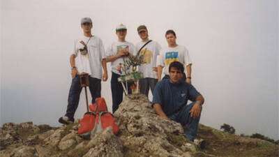 Jorge, Juan Carlos, Iñaki, Joseba e Ignacio en la cima del Yoar junto al buzón.