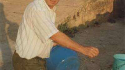 Carlos en la Ribaza, pelando los pimientos que cultiva Juan Carlos en El Palomar