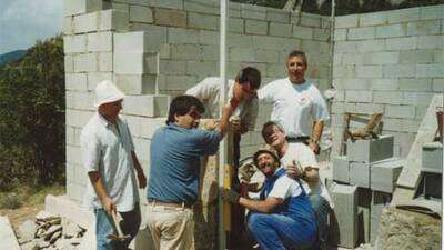 El Mari, Ignacio, los dos Pedros, Carlos y Juan Carlos poniendo las piedras de los laterales de la puerta.