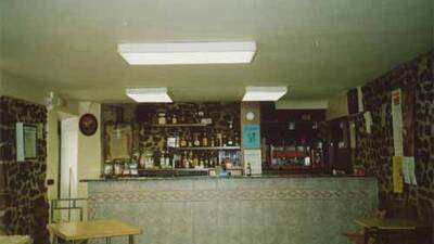 Foto de la sociedad previa a la colocación de las vigas de Roble en el techo.