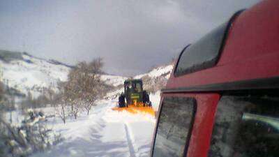 Jose Manuel con el tractor y el quita nieves procede al limpiado de la carretera.