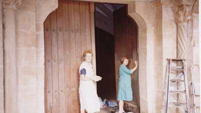 02 Merche y Almudena, inician la restauración de la puerta