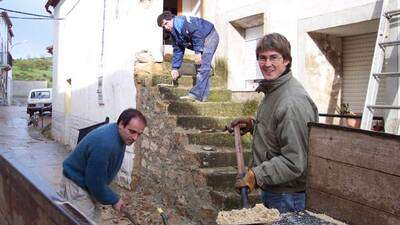 Victor y Silvio preparan la masa mientras Ignacio revoca la pared y arregla las escaleras