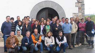 Los asistentes en la puerta del Ayuntamiento de Burgui