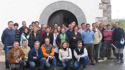 Los asistentes en la puerta del Ayuntamiento de Burgui