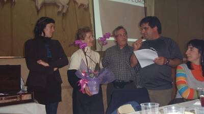 Entrega de las flores por Nerea e Ignacio