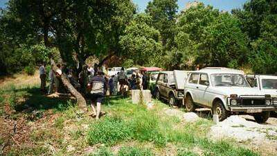 Después de almorzar, en una caravana de vehículos todo terreno, los jubilados fueron de excursión a ver las fuentes. Primera parada, San Martín