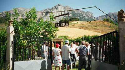 La Peña está desconcertada, pues en su reloj ya no es hora de almorzar, es la hora de echar “las diez” y los segadores, aún siguen almorzando