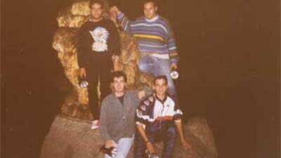 Interior de la Sima, en medio del lago.Fernando, Juan Diego, Sergio y Jorge, cada uno con su linterna y cara de susto