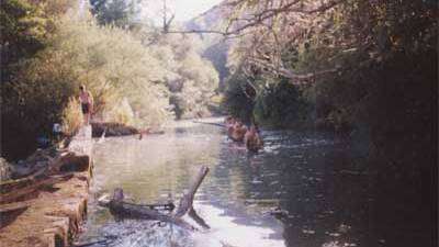 Tras ascender el río en un tronco-canoa, se procedió al descenso del Ega -Que carne más fresca se perdieron los cangrejos-