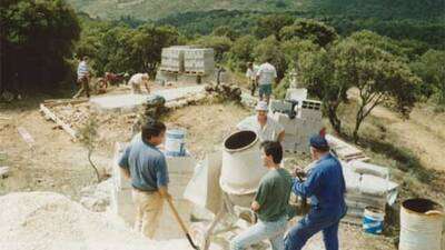 Colocando el hormigón para la base.