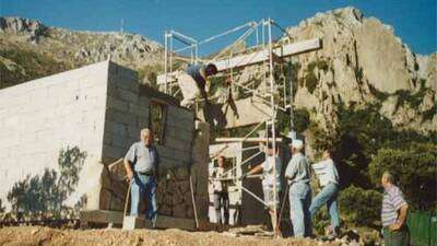 Momento en el que suben el cabezal hasta alcanzar la altura de la puerta.