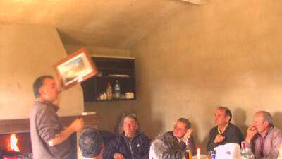 Javier muestra el regalo que le hicieron sus amigos del pueblo.