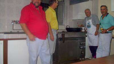 Gonzalo prepara la cena, ante la atenta mirada de Felix, y los dos Pedros.