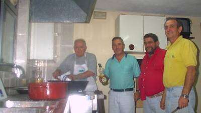 Gonzalo, los dos Pedros y Felix, preparan el calderete.