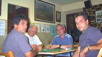 Ignacio, Gonzalo, Juan Carlos y Fernando se juegan la ronda al mus.