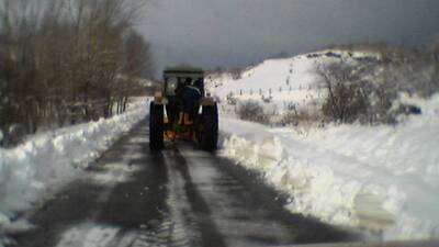 A la vuelta para el cruce de Azuelo, vemos la gran cantidad de nieve que hay en la carretera.