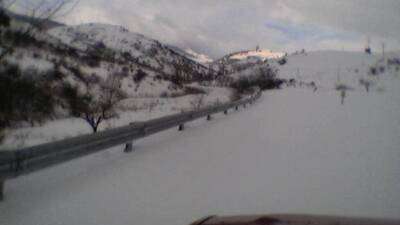 Como buenos vecinos, subimos con el quita nieves hasta Aguilar, para abrirles el paso, en la imagen podéis observar la cantidad de nieve que hay.