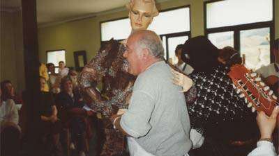 Gonzalo sigue bailando con la maniquí