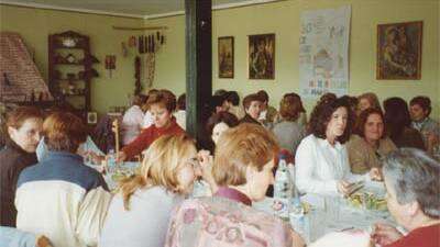 Pili, Anabel, Isabel, Juanita, ya no están tan atentas al plato, comienzan a levantar la cabeza.