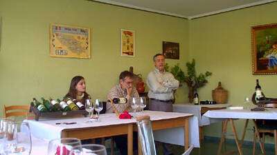 1 Los ponentes Aitziber y Eugenio, escuchan a Pedro mientras realiza la presentación del curso