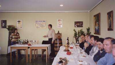 11 Eugenio y Aitziber explican las características de los vinos. José Manuel, el Alcalde más feliz de Navarra, no se cree que este curso se esté impartiendo en Azuelo