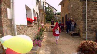 Caperucita sale de su casa a saludar a sus amiguitos y amiguitas