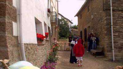 La mamá de Caperucita, le encarga que le lleve miel y caramelos para la tos a la abuelita que está en cama en su casita