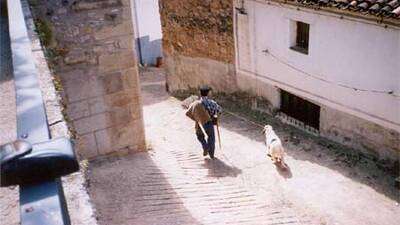 02 Benino y el Molinero, recorren las calles del pueblo en busca de las cabras