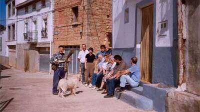 07 Pedro, imitando a Benino, trata de vender la leche y una escoba de biércol a los vecinos de La Rinconada