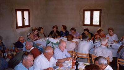 09 Todos y todas muy modositos y, a lo que están…, a comer