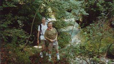 05 Comienza el paseo. Los cuñados, Fernando y Pedro, disfrutan más que Tarzán por la selva