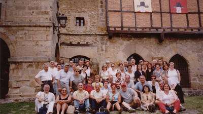 01 Los excursionistas posan en Santillana del Mar junto a un bisonte como los que acaban de ver en la Cueva de Altamira