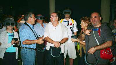 01 Los de Azuelo se preparan para aterrizar en Futuroscope. Gafas de tres dimensiones y Martín y Pedro que no se ponen de acuerdo