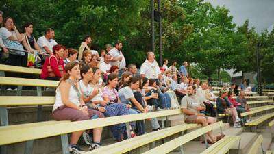 07 Un alto en el camino. Mientras descansábamos, veíamos el espectáculo del lago. La juventud se lo pasó bien con los carrozas