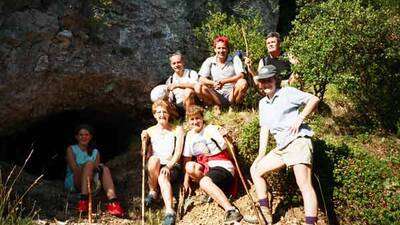 En la entrada de la Cueva del Moro de Torralba.