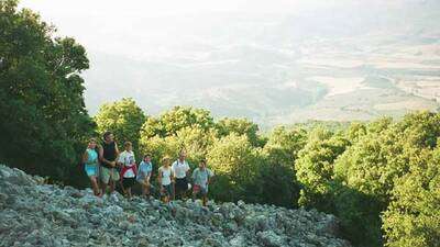 Los expedicionarios ascendiendo al castillo de Malpica por la rampa de acceso al pie de la Peña de La Concepción.