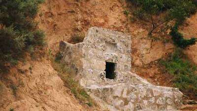 Nacedero de Covalonso. Si te asomas a la ventana podrás ver brotar al agua de la roca madre.