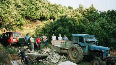 Una cuadrilla de Azuelo acarreando piedra para construir la fuente de Valdillera.