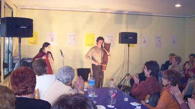 Amaya y Carlos ofrecieron un concierto de música y cuentos de la tierra, acompañándose con instrumentos populares