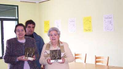 El Alcalde de Azuelo, Jose Ignacio Crespo, posa junto a nuestras antiguas taberneras, Asun y Mari.