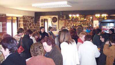 Tras la conferencia las mujeres fueron al domicilio de la asociación a tomar un vermut, preparado por los hombres.