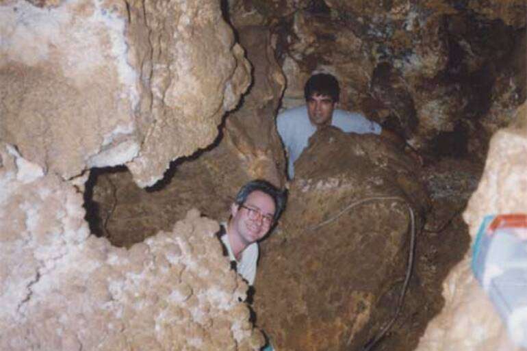 Juan Carlos e Ignacio en el interior de la sima. 