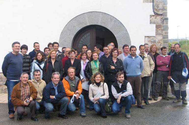 Los asistentes en la puerta del Ayuntamiento de Burgui