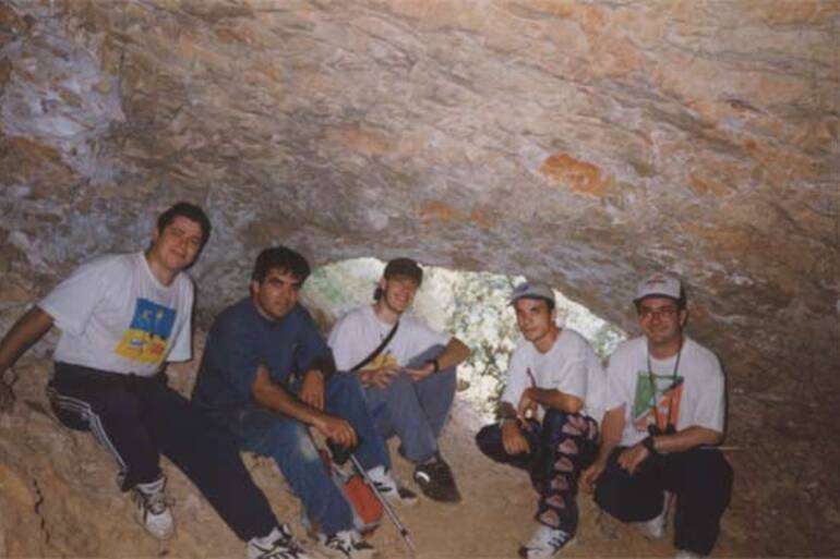 En el interior de la cueva del moro de Torralba, Joseba, Ignacio, Iñaki, Jorge y Juan Carlos.