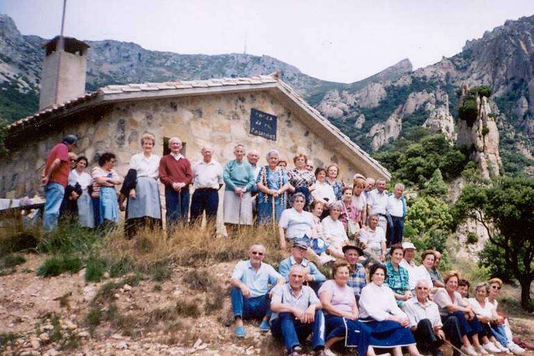 01 Los jubilados, las camareras y los cocineros posan delante de la Choza de los Pastores para inmortalizar este día