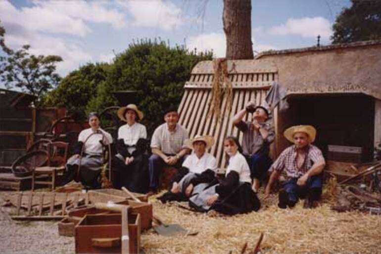 01 El grupo de segadores están echando un trago, mientras esperan a que llegue el almuerzo.