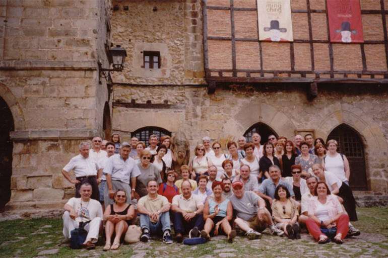 01 Los excursionistas posan en Santillana del Mar junto a un bisonte como los que acaban de ver en la Cueva de Altamira